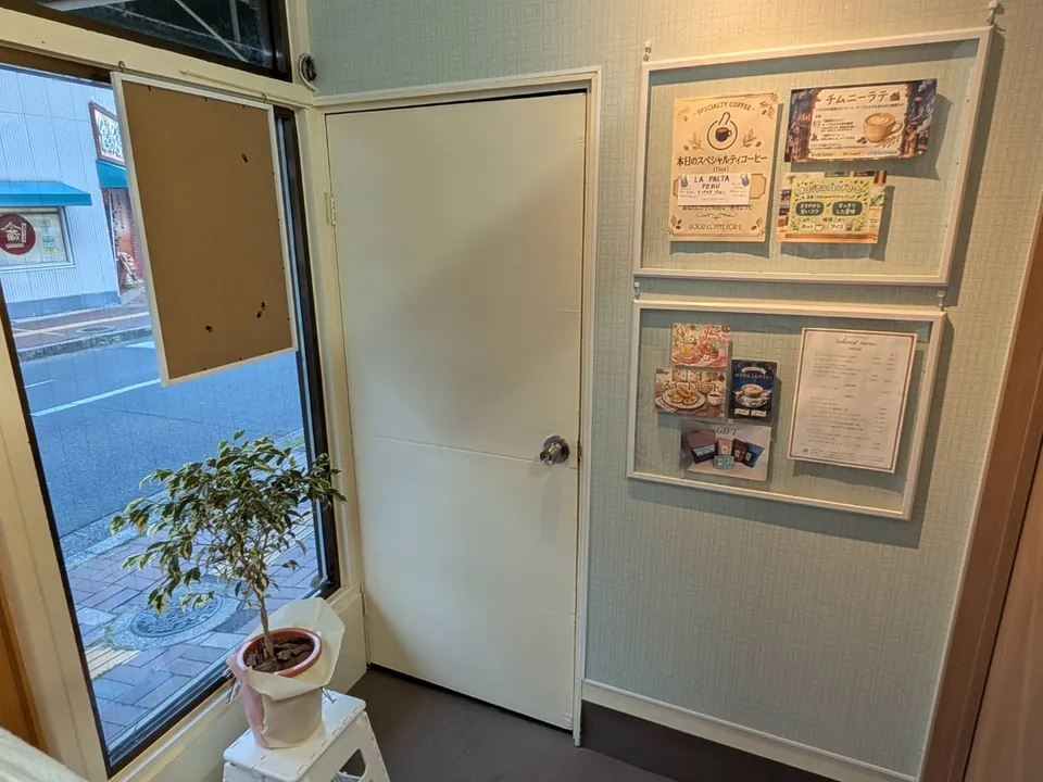 店内の様子：壁に掲示したメニュー（本日のスペシャルティコーヒー、チムニーラテなど）
